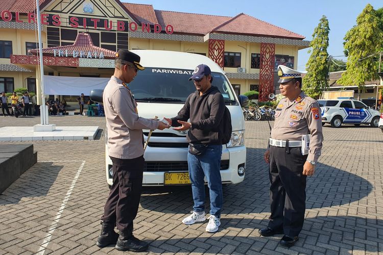 Foto: Pemilik mobil rental menerima kembali kontak dan STNK di Halaman Mapolres Situbondo pada Jumat (6/10/2023). 