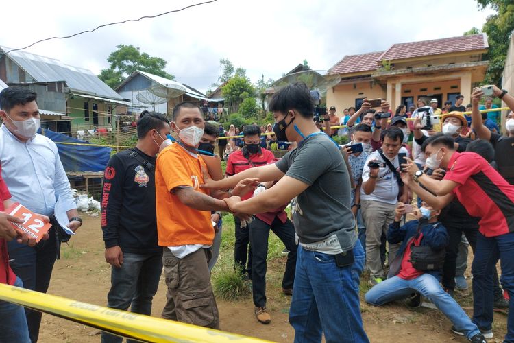 Rekonstruksi pembunuhan pria dengan 13 luka tusukan di Desa Sukamerindu, Kepahiang, Bengkulu, Kamis (10/06/2021). Pelaku diduga dendam korban memperkosa istrinya dua kali. 