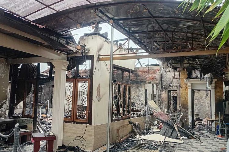 Berawal dari Sekring Listrik Turun, Rumah Warga di Manado Ludes Terbakar