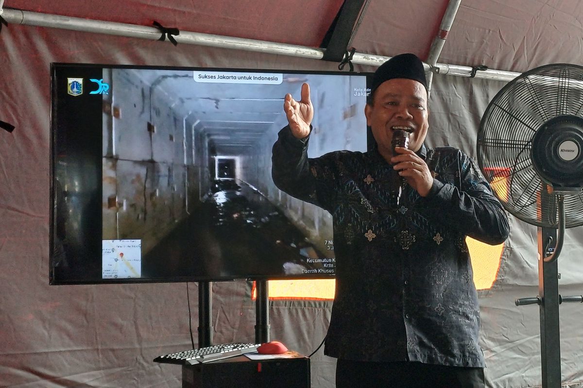 Ketua RW 08 Faturrahman saat memberikan testimoni perihal saluran air yang baru rampung diperbaiki di Jalan RA Kartini, Pondok Pinang, Jakarta Selatan,  Rabu (6/12/2023).