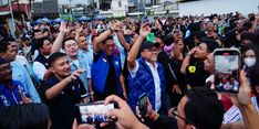 Joget Bersama Simpatisan PAN di Surabaya, Zulkifli Hasan Minta Pendukung Coblos PAN dan Prabowo-Gibran