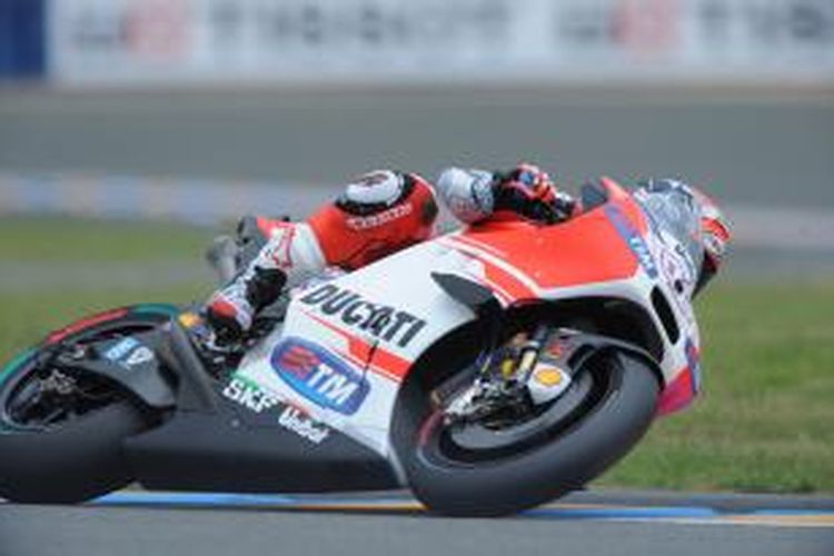 Pebalap Ducati asal Italia, Andrea Dovizioso, memacu motornya pada sesi kualifikasi GP Perancis di Sirkuit Le Mans, Sabtu (17/5/2015).