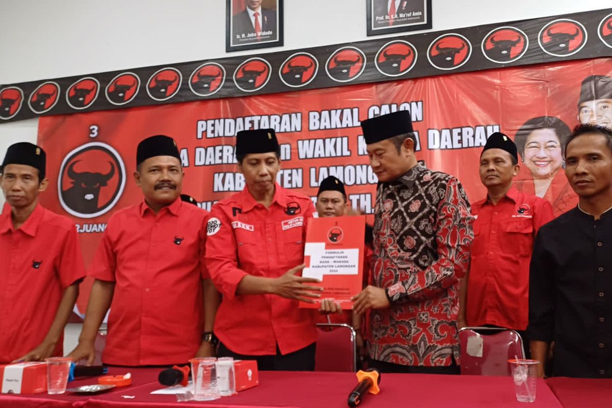 Bupati Lamongan petahana Yuhronur Efendi (tiga dari kanan) saat mengambil formulir penjaringan yang dibuka DPC PDIP Lamongan untuk Pilkada 2024, Selasa (23/4/2024).