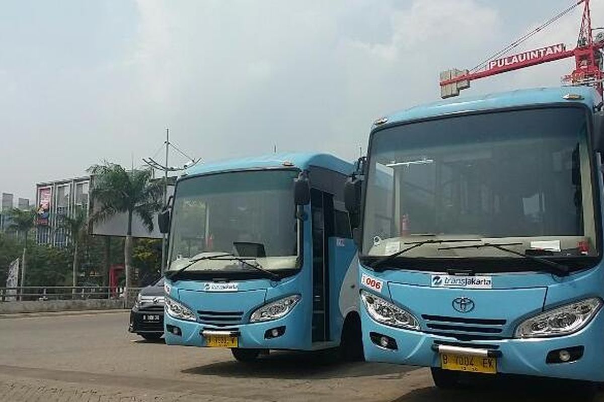 Sejumlah Bus Kota Terintegrasi Bus Transjakarta (BKTB) yang terparkir di Halte Fresh Market Pantai Indah Kapuk, Jakarta pada Senin (4/1/2016) 