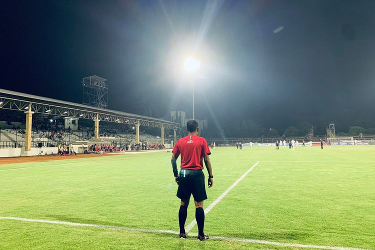 Additional Assistant Referee (AAR) saat pertandingan pekan 30 Liga 1 2021-2022 Arema FC melawan Persib Bandung di Stadion I Gusti Ngurah Rai Denpasar, Kamis (9/3/2021) malam.