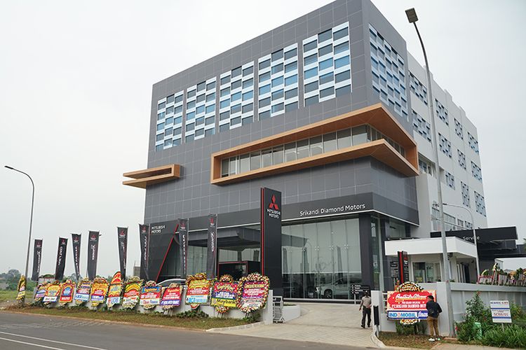 Dealer Mitsubishi Srikandi Diamond Motors Sedayu City yang terdiri atas lima lantai dapat memenuhi kebutuhan konsumen akan fasilitas penjualan, perawatan, dan suku cadang atau sales, service, sparepart (3S). 