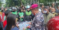 Massa Berebut Air Minum yang Dibagikan TNI di Depan Mako Brimob Kwitang