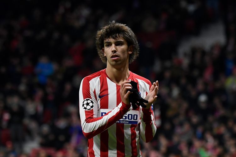 Pemain depan Atletico Madrid, Joao Felix, bertepuk tangan selama pertandingan sepak bola Liga Champions UEFA antara Club Atletico de Madrid dan Lokomotiv Moscow di stadion Wanda Metropolitano di Madrid pada 11 Desember 2019.