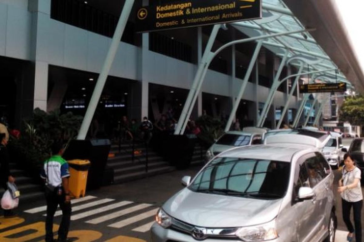 Sejumlah kendaraan saat mengantre di Bandara Husein Sastranegara Bandung, Jalan Pajajaran, Senin (11/4/2016