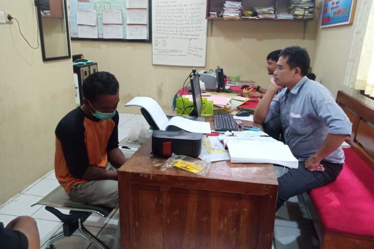 Polisi memeriksa N (30), warga Sangon I, Kalurahan Kalirejo, Kapanewon (kecamatan) Kokap, Kabupaten Kulon Progo, Daerah Istimewa Yogyakarta. Ia terduga pencurian dengan kekerasan pada 2018 silam. N tertangkap di terminal bus Tanjung Pura, Kecamatan Kerawang Barat di Kabupaten Kerawang, Jawa Barat.