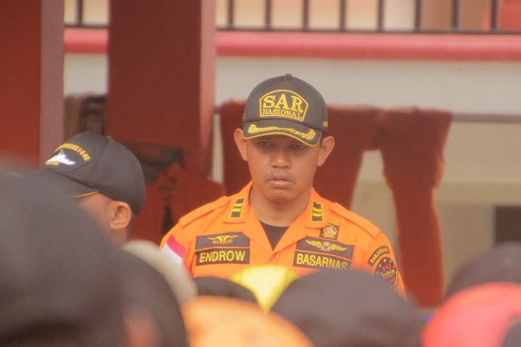 Kepala Pelaksana Harian Basarnas Banjarmasin, Endrow memberikan instruksi kepada personilnya sebelum berangkat melakukan evakuasi korban tenggelamnya KM Pieces (2/8/2019).