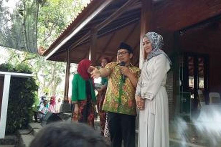 Ketua Umum Partai Kebangkitan Bangsa (PKB) Muhaimin Iskandar beserta istri menyampaikan kata sambutan dalam acara halalbihalal di kediamannya, Ciganjur, Jakarta Selatan, Minggu (26/7/2015).