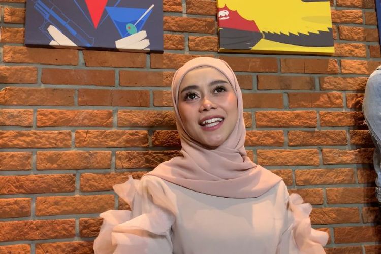 Pedangdut Lesti Kejora saat ditemui usai acara perilisan singel terbarunya, Sekali Seumur Hidup, di kawasan Senayan, Jakarta Selatan, Jumat (15/7/2022)