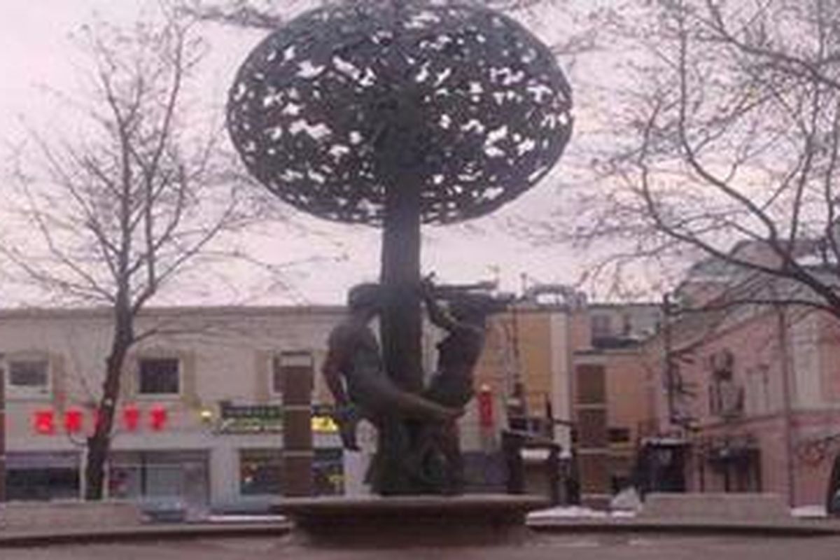 Inilah taman Adam dan Hawa, difoto dari arah Utara searah dengan pintu masuk ke metro Novokuznetskaya. 