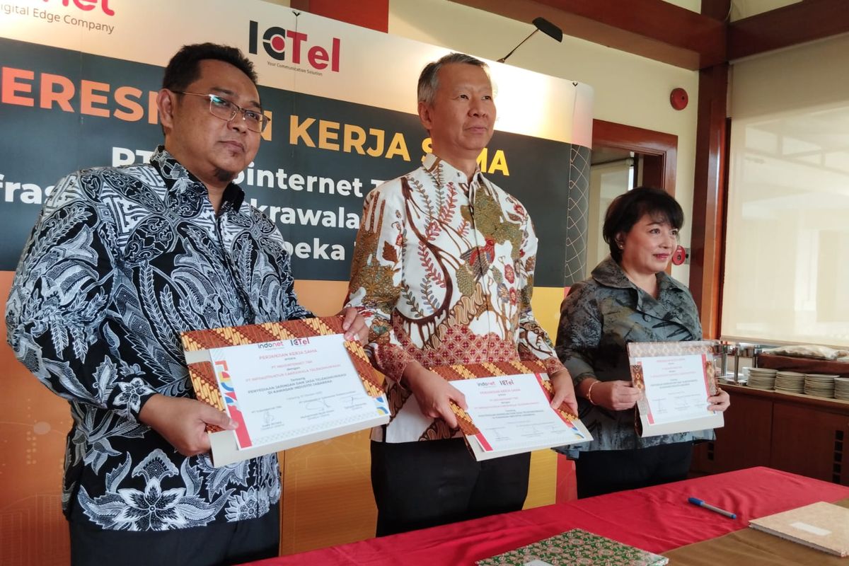 Penandatanganan kerja sama PT Indointernet Tbk (EDGE) dan PT Infrastruktur Cakrawala Telekomunikasi (ICTel) di kawasan industri Jababeka, Cikarang, Selasa (10/10/2023)