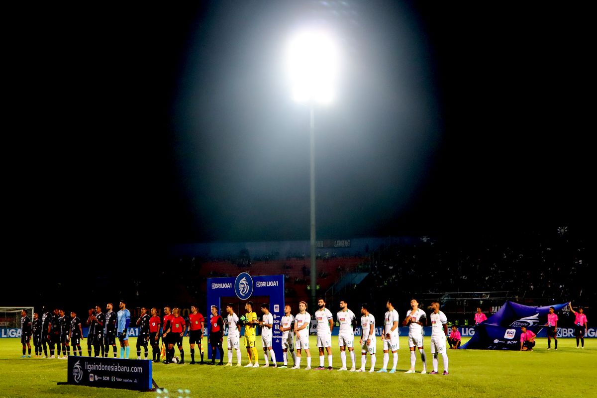 Jelang kick off pekan 3 Liga 1 2022-2023 saat pertandingan Arema FC melawan PSS Sleman yang berakhir dengan skor 0-0 di Stadion Kanjuruhan Kepanjen, Kabupaten Malang, Jumat (5/8/2022) malam.
