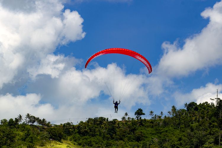 Seorang atlet cabor paralayang sedang latihan untuk persiapan PON XX Papua 2021 take off dari Bukit Kampung Buton Skyline Kota Papua, Sabtu (25/9/2021) siang.