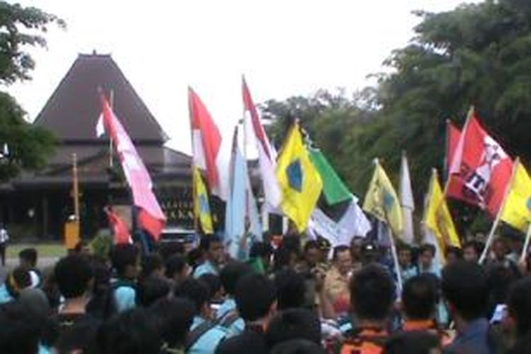 Mahasiswa aksi didepan Balaikota Solo, Selasa (18/11/2014). 