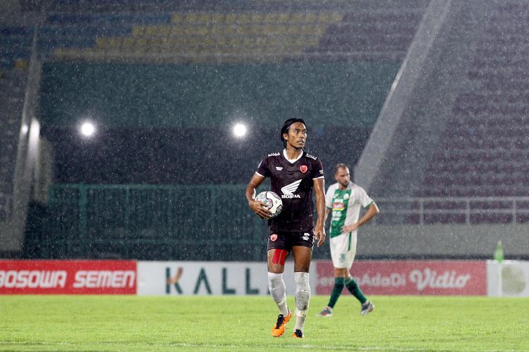 Pemain PSM Makassar Erwin Gutawa saat pertandingan pekan 12 Liga 1 2021-2022 lawan PSS Sleman yang berakhir dengan skor 2-2 di Stadion Manahan Solo, Kamis (18/11/2021) malam.