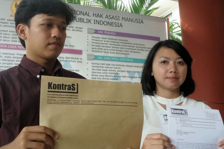 Wakil Koordinator bidang Advokasi Kontras Putri Kanesia (kanan) saat menyerahkan hasil pemantauan terhadap 28 calon komisioner Komnas HAM periode 2017-2022 kepada Panitia Seleksi (Pansel) di kantor Komnas HAM, Jakarta Pusat, Selasa (11/7/2017). 