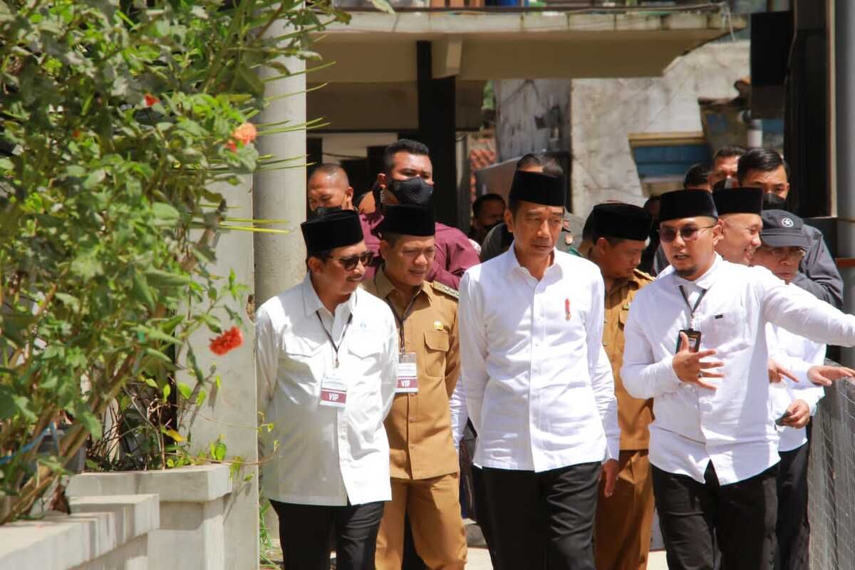 Presiden Jokowi mengungkapkan krisis pangan yang terjadi di beberapa negara lantaran stok pupuk terbatas. Hal itu diakibatkan meletusnya perang Rusia dan Ukraina. Rusia, merupakan salah satu penyedia bahan baku pupuk terbesar, melihat hal itu Jokowi berharap sektor pertanian di Pesantren Al-Ittifaq, Kecamatan Rancabali, Kabupaten Bandung, Jawa Barat bisa dipertahankan.