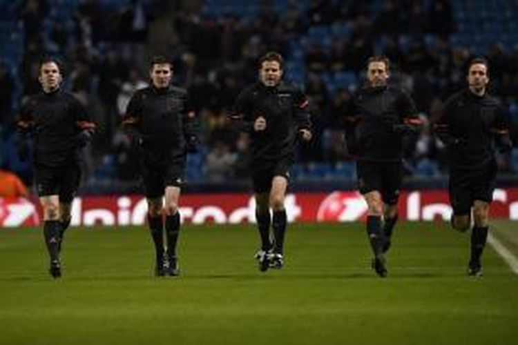 Felix Brych (tengah) bakal memimpin leg kedua perempat final Liga Champions antara Real Madrid dan Atletico Madrid, Kamis (23/4/2015) dini hari.