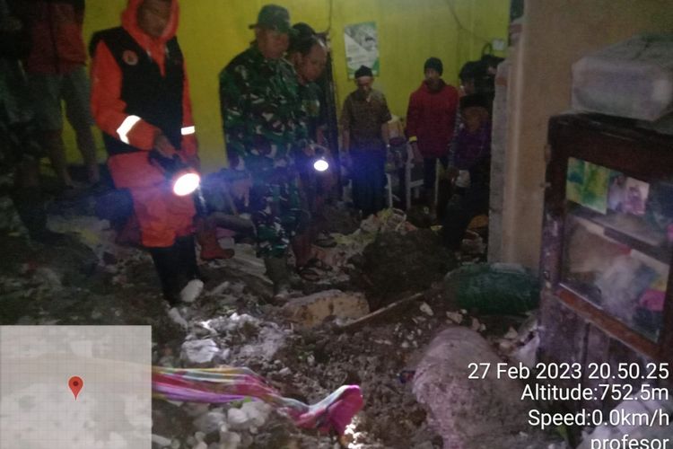 Muspika Kecamatan Ngantang melihat kondisi rumah warga Desa Dusun Ganten, Desa Tulungrejo, Kecamatan Ngantang, Kabupaten Malang yang tertimpa longsor, Senin (27/2/2023) kemarin.