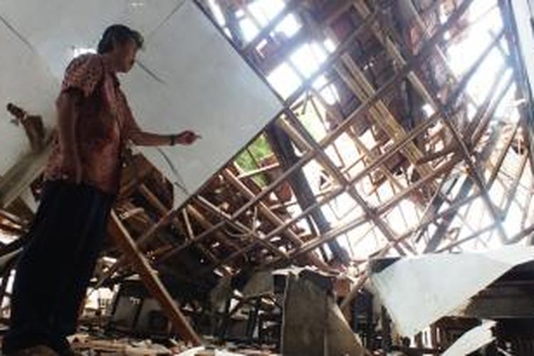 Ruang kelas VI SMK Mekanika Bogor ambruk, Kamis pagi (03/04/2014). Dalam peristiwa tersebut, tak memakan korban jiwa, namun kegiatan proses belajar mengajar menjadi terganggu. (K97-14)