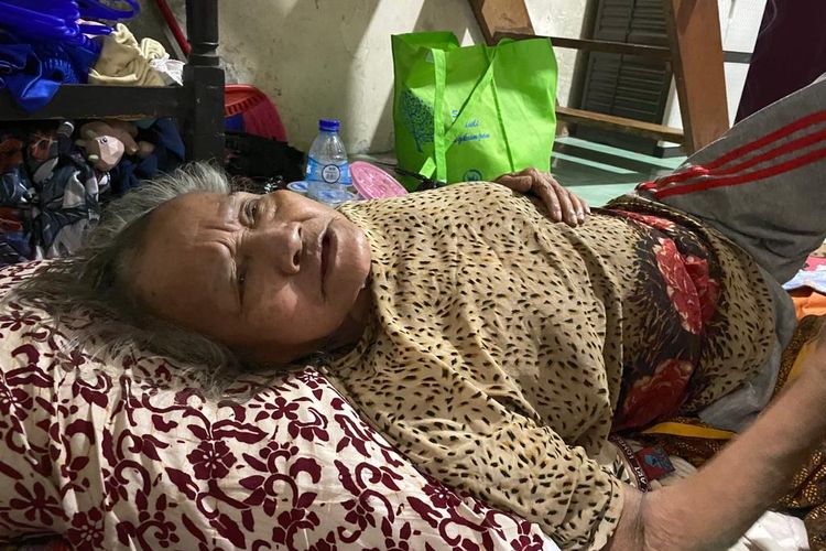 Benah (76) yang akrab disapa Mak Mben hidup sebatang kara di rumahnya di kawasan Tambora, Jakarta Barat. Kini, rumah Mak Mben tengah direnovasi oleh pemerintah. 