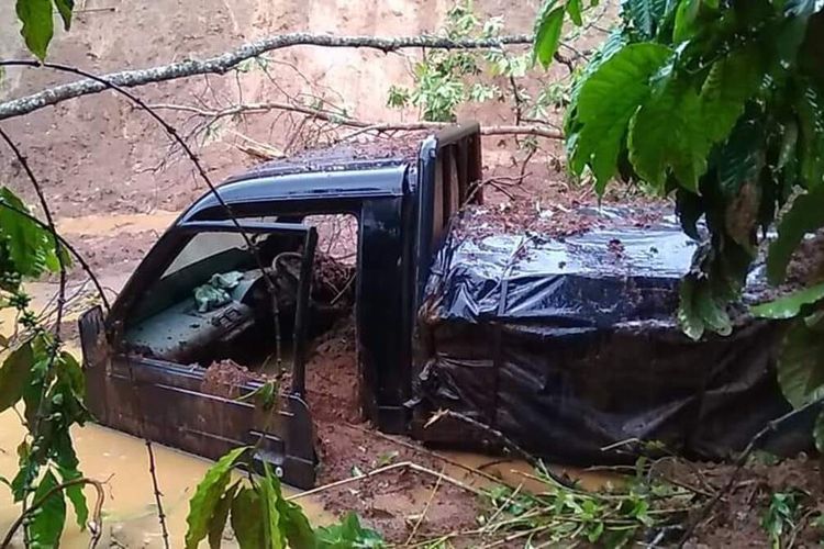 Lokasi tanah longsor yang terjadi di Kecamatan Pulau Pinang Kabupaten Lahat, Sumatera Selatan menimbun satu unit mobil yang sedang melintas. Selain longsor, Kabupaten itu saat ini juga terkena banjir bandang, Kamis (9/1/2020).