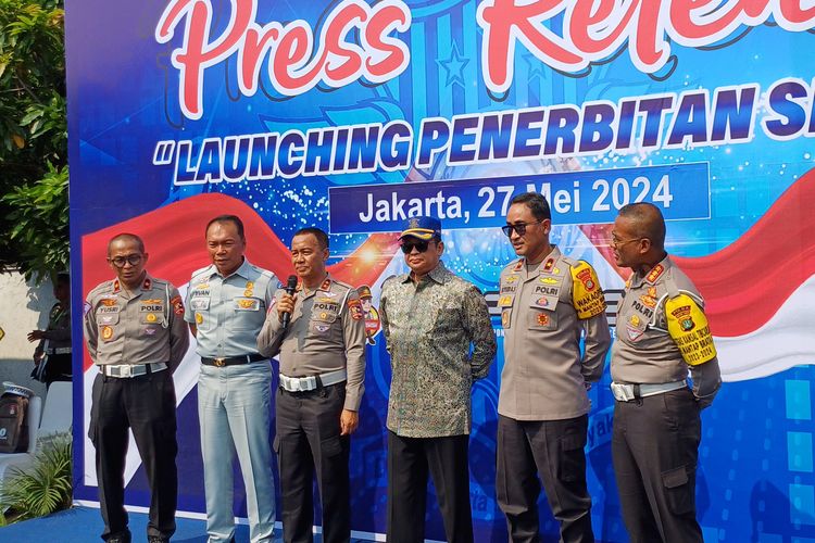 Kepala Korps Lalu Lintas (Korlantas) Polri Irjen (Pol) Aan Suhanan resmi menerbitkan Surat Izin Mengemudi (SIM) jenis C1 di Satpas SIM Daan Mogot, Jakarta Barat, hari ini, Senin (27/5/2024).
