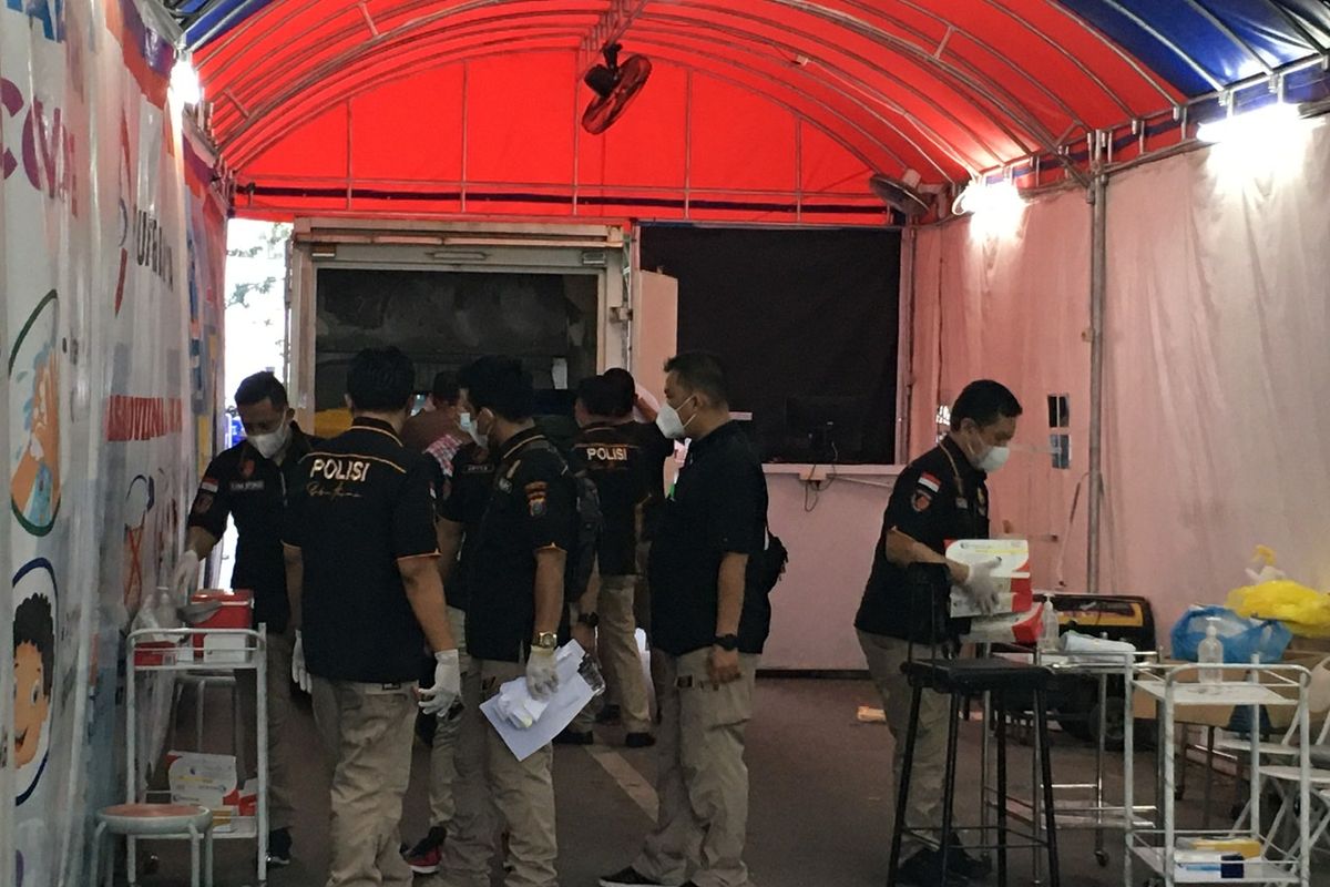 Sejumlah personel Polrestabes Medan menggeledah tempat layanan rapid test drive thru di Jalan Pulau Pinang, Lapangan Merdeka Medan, Selasa (25/5/2021). 