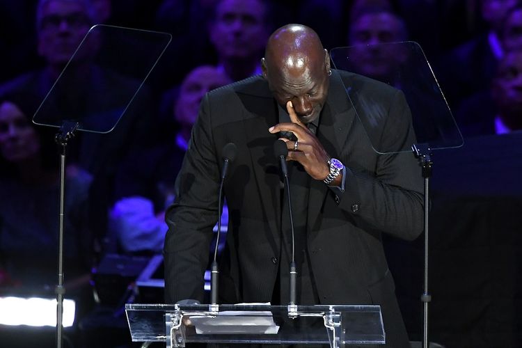 Legenda basket AS Michael Jordan menangis ketika berbicara dalam Celebration of Life for Kobe and Gianna Bryant di Staples Center di Downtown, Los Angeles, pada Senin (24/2/2020).