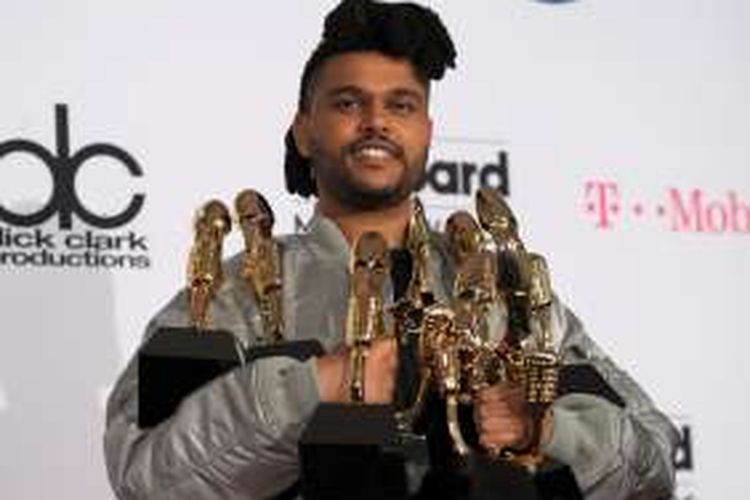 Penyanyi The Weeknd berpose dengan semua penghargaan yang diterimanya pada perhelatan Billboard Music Awards 2016 yang digelar di T-Mobile Arena, Las Vegas, Nevada, Minggu (22/5/2016).