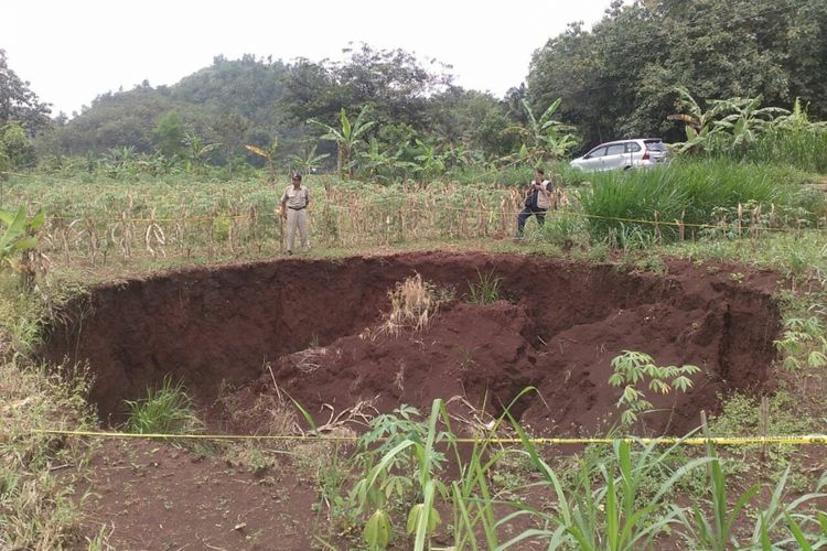 Peneliti dari Badan Geologi, melakukan pengamatan di Dusun Pringluang, Bedoyo, Lonjong, Gunungkidul, Yogyakarta.