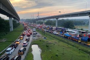 Cerita Pemudik Terjebak Macet di Tol MBZ, Arus Kendaraan Tersendat-sendat