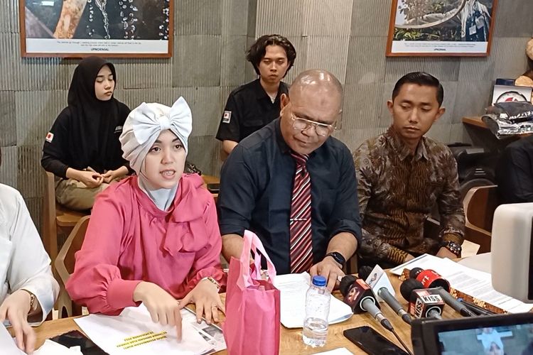 Pelapor motivator Mario Teguh: Syarah dan Sunyoto (kanan) didampingi kuasa hukumnya, Djamaludin Koedoeboen mengadakan konferensi pers di kawasan Ampera Jakarta Selatan, Selasa (25/7/2023).