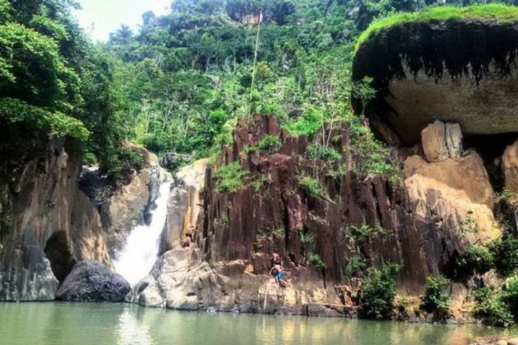 Air Terjun Jurug Waru merupakan salah satu wisata air terjun dengan pemandangan menakjubkan di Kabupaten Trenggalek.