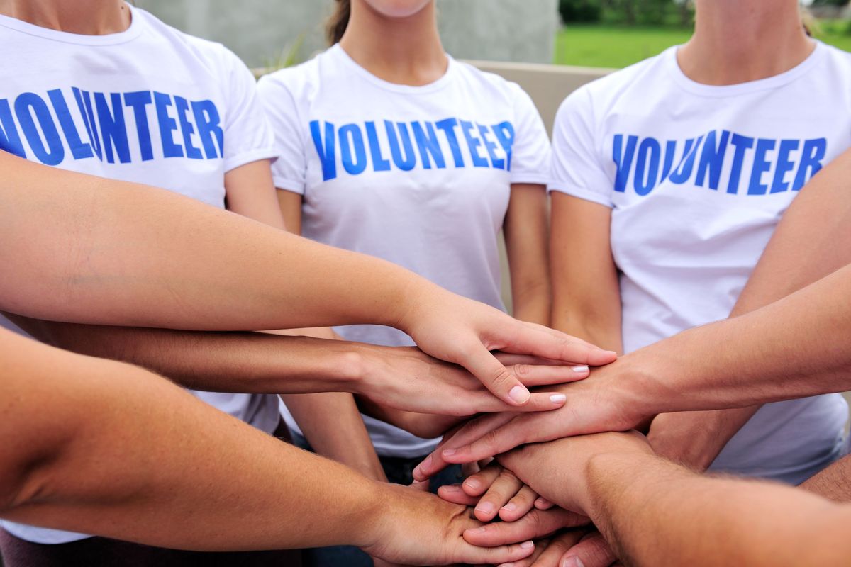 Ilustrasi bergabung dalam komunitas sukarelawan sebagai salah satu cara untuk mendapatkan teman baru.