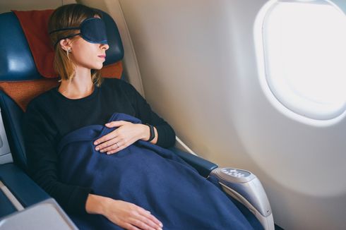6 Tips Tidur Nyenyak di Pesawat yang Bisa Dicoba