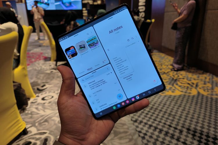 Samsung Galaxy Z Fold 4 dibekali dengan sistem operasi Android 12L yang dirancang untuk perangkat dengan layar yang lebih luas. OS ini memiliki sejumlah kelebihan. 