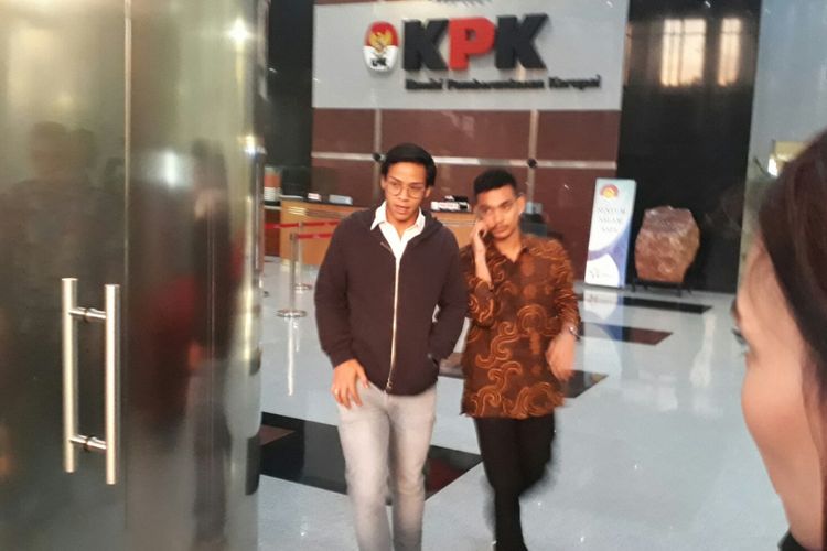 Rheza Herwindo, putra mantan Ketua DPR Setya Novanto selesai diperiksa Komisi Pemberantasan Korupsi. Jumat (22/12/2017)