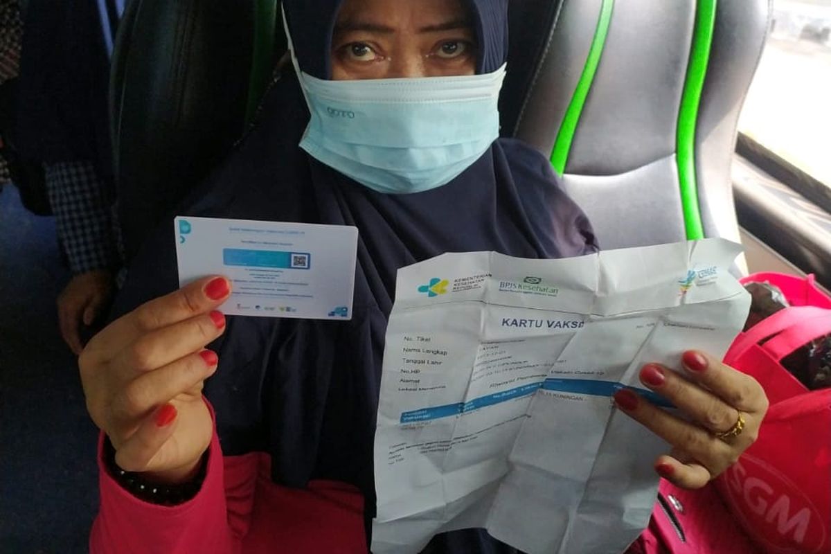 Penumpang bus yang berangkat dari Terminal Bus Kalideres menunjukkan sertifikat Covid-19 sebagai syarat perjalanan.