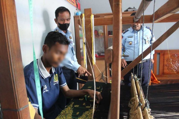 Warga binaan Lapas Bengkalis di Provinsi Riau, saat membuat Tenun Lejo, Rabu (13/7/2022).