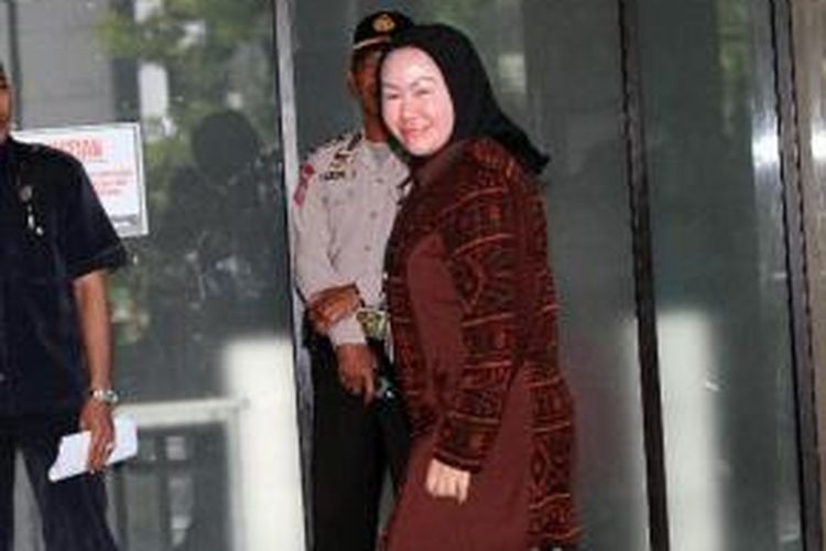 Gubernur Banten Ratu Atut Chosiyah kembali diperiksa penyidik Komisi Pemberantasan Korupsi di Jakarta, Selasa (10/12/2013). Atut dimintai keterangan terkait dugaan suap kepengurusan sengketa Pilkada di Mahkamah Konstitusi (MK) yang melibatkan mantan Ketua MK, Akil Mochtar. TRIBUNNEWS/DANY PERMANA 