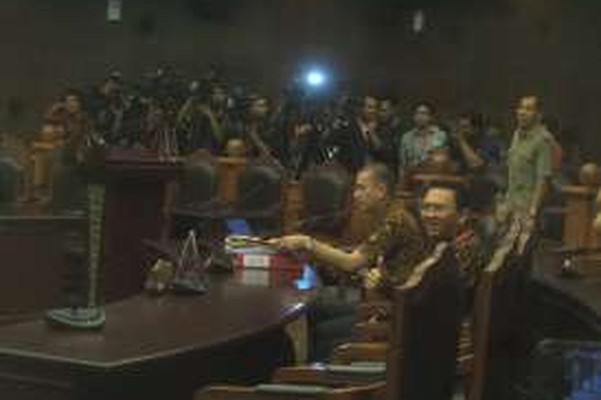 Gubernur DKI Jakarta Basuki Tjahaja Purnama jelang sidang uji materi Undang-undang Nomor 10 Tahun 2016 tentang Pilkada di Gedung Mahkamah Konstitusi pada Rabu (31/8/2016). Sidang beragendakan pembacaan revisi dari permohonan sebelumnya yang sempat dikembalikan majelis hakim.