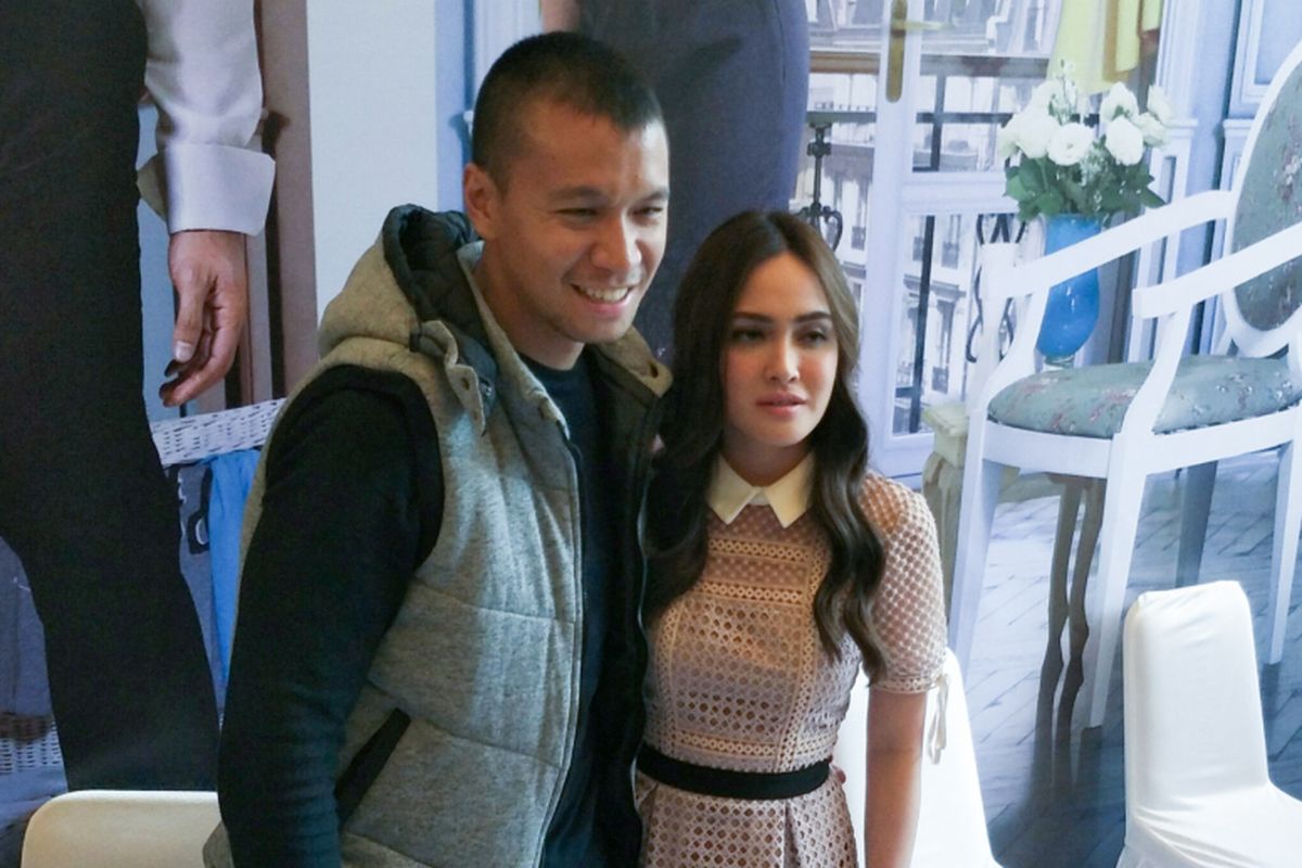 Artis peran Sammuel Rizal dan Shandy Aulia dalam jumpa pers peluncuran trailer film Eiffel Im in Love 2 di gedung Soraya Intercine Films, Menteng, Jakarta Pusat, Kamis (14/12/2017).