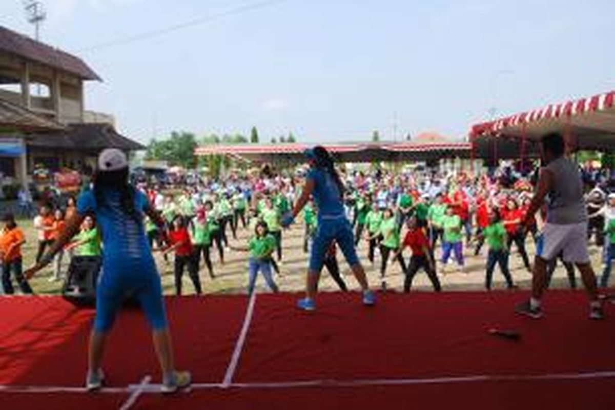 Ribuan buruh Kabupaten Kendal, Jawa Tengah, menggelar senam bersama untuk merayakan Hari Buruh Internasional, Kamis (1/5/2014).