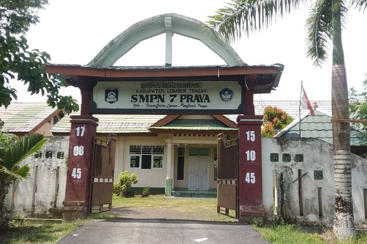 salah seorang wartawan sedang mewawancarai penunggu sekolah SMPN7 yang sekarang menjadi MTsN 6 Praya