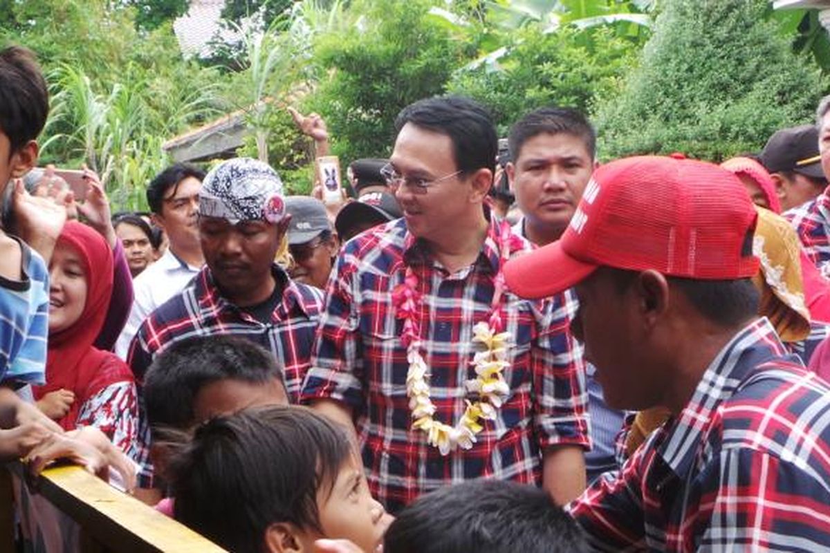 Calon gubernur DKI Jakarta Basuki Tjahaja Purnama atau Ahok saat blusukan ke Pulau Pramuka, Kepulauan Seribu, Senin (30/1/2017).